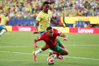 El delantero de Marruecos, Soufiane Rahimi (#09), cae al césped tras superar al defensor de Brasil, Gabriel Magalhães (#03), durante el partido del Grupo C de la Copa Mundial de la FIFA 2026 entre Brasil y Marruecos, disputado en el New York/New Jersey Stadium, en East Rutherford, el 13 de junio.