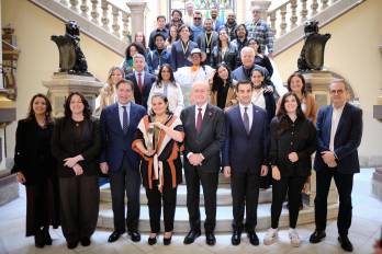 La viceministra de Cultura, Arianne Benedetti, tras recibir de manos del alcalde de Málaga, Francisco de la Torre, una Biznaga de Honor en el Festival de Málaga, posa junto a Héctor Infante, embajador de Panamá en España, y Juan Antonio Vigar, director del Festival de Málaga, entre otras personalidades.
