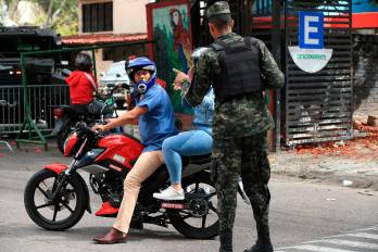 Un integrante de las Fuerzas Militares de Honduras custodia el centro de divulgación de resultados del Centro Nacional Electoral (CNE) este jueves, en Tegucigalpa (Honduras). EFE/ Gustavo Amador