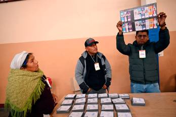 Personal electoral cuentan votos tras el cierre de una mesa de votación durante las elecciones presidenciales en La Paz.