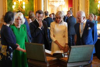 El presidente francés, Emmanuel Macron, y su esposa, Brigitte Macron, junto con los reyes Carlos III y Camila, ambos de Gran Bretaña, contemplan una exposición de arte y literatura de la Colección Real en el Castillo de Windsor
