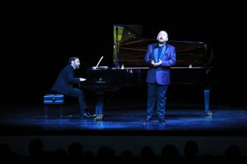 El pianista Rubén Fernández Aguirre y el tenor Javier Camarena en el escenario del Teatro Nacional el pasado 8 de abril.
