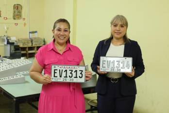 Mientras la discusión gira en torno al diseño, la ATTT pone sobre la mesa un tema más delicado: millas de vehículos circulan sin identificación, lo que según el propio director representa un riesgo real para la seguridad.