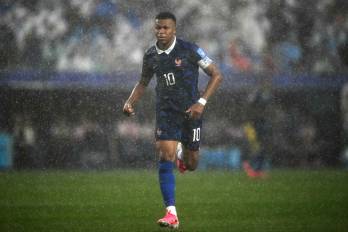 Al minuto 14, Kylian Mbappé tomó el balón fuera del área grande y, recostado sobre el vértice derecho.