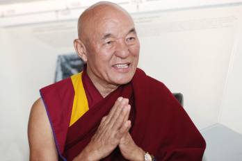 El representante del Dalai Lama para América Latina defendió la no violencia y la compasión como principios para afrontar la represión y los conflictos mundiales.
