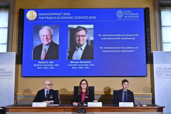(de izq. a der.) El miembro del comité del Nobel John Hassler, su presidenta Ellen Moons y el miembro del comité Timo Boppart anuncian a los galardonados con el Premio Sveriges Riksbank de Ciencias Económicas en Memoria de Alfred Nobel durante una conferencia de prensa en la Real Academia Sueca de Ciencias en Estocolmo.