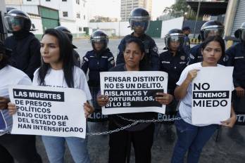 Familiares de presos políticos sostienen carteles mientras participan en una protesta frente a la prisión de la Zona 7 de la Policía Nacional Bolivariana en Caracas.