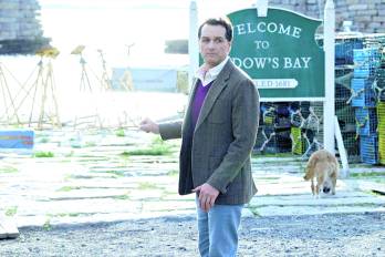 El alcalde Tom Loftis (Matthew Rhys) quiere convertir la isla de Widow’s Bay en un destino turístico al nivel de Martha’s Vineyard.