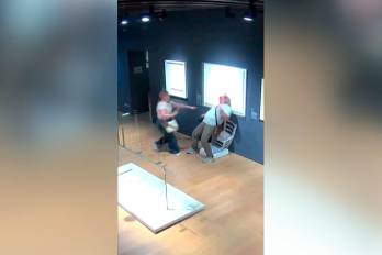 Una instalación de Nicola Bolla, decorada con cristales Swarovski, fue destruida cuando un turista se sentó en ella.