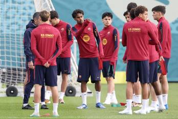 El delantero español del Barcelona, el número 10 Lamine Yamal (C), gesticula durante una sesión de entrenamiento en la víspera del partido de liga española.