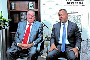 El empresario Rugiere Nelson Galvez Marcucci (i), junto al abogado Arturo Sauri (d).