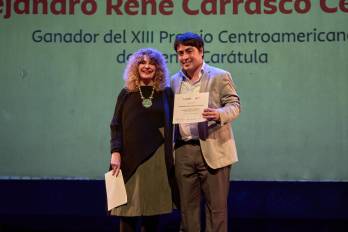 Los escritores Alejandro Carrasco (Honduras) y Gioconda Belli (Nicaragua) en el Teatro Lux de Guatemala durante la entrega del Premio Carátula.