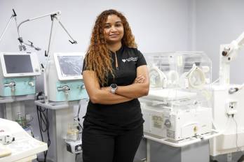 Alexandra es una ingeniera biomédica apasionada por reducir la brecha de género en las áreas STEM.