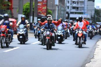 Motorizados protestaron el 16 de abril en calle 74 de San Francisco por cambios en tarifas y condiciones laborales.