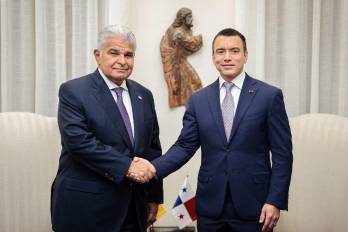 Presidente panameño, José Raúl Mulino (der) estrechando la mano de Daniel Noboa, presidente de Ecuador (izq).