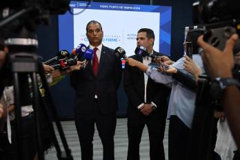 Rafael Bárcenas, director general de la Autoridad Aeronáutica Civil (izq) junto a José Ruiz Blanco, gerente general del Aeropuerto Internacional de Tocumen (der.) este martes 14 de abril en conferencia de prensa.