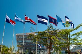 Banderas de los países centroamericanos.