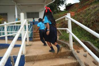 Mas de mil escuelas en el país carecen de electricidad o internet,