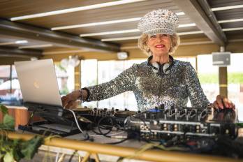 Madelein Mansson, de 81 años, también conocida como “DJ Gloria”, actúa en Josefina, un bar y club de verano al aire libre en Estocolmo, Suecia.