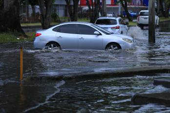 Calles inundadas y un congestionamiento descomunal vuelven a marcar las jornadas de fuertes lluvias en la ciudad de Panamá,.