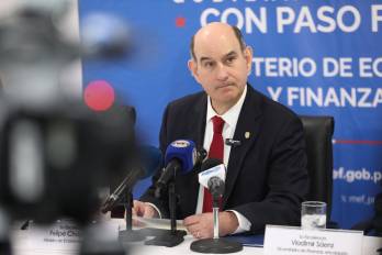 Felipe Chapman, ministro de Economía y Finanzas, este viernes en conferencia de prensa sobre su informe a un año de gestión.