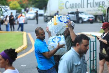 Varios voluntarios se organizaron para recibir las donaciones de las distintas personas.