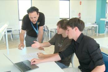 En la imagen, el profesor del Hamelin-Laie International School Pedro Fombellida (izquierda) y los alumnos Patricia Segarra (centro) y Jakub Sinkovic (derecha), en una clase.