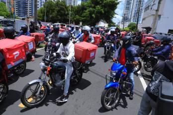 Motorizados de plataformas digitales mantienen protestas desde el 13 de abril, tras cambios en el esquema de pagos implementado por PedidosYa.