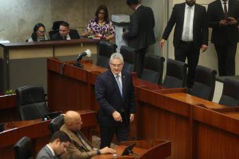 El ministro de la Presidencia, Juan Carlos Orillac, este lunes, durante el pleno de la Asamblea