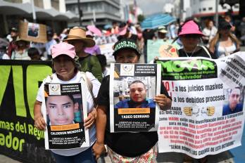 Salvadoreños marchan contra los juicios masivos y las detenciones arbitrarias.