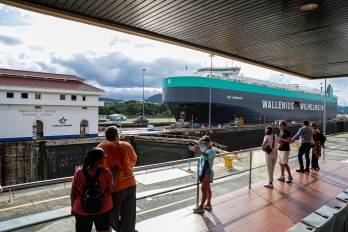 Un buque transita por las esclusas de Miraflores y Tinas de Cocoli del Canal de Panamá