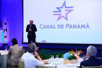 El administrador del Canal, Ricauter Vásquez Morales, este martes, durante una reunión con miembros de EditoRed EuroLatam