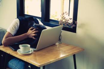 Porcentaje de trabajadores que teme publicar en redes sociales por país en la región (Chile 64%, Panamá 63%, Ecuador 63%, Perú 63%, Argentina 57%).