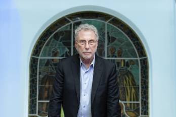 Obtuvo en 1976, en Lehigh University, el título de Bachelor’s en Periodismo junto con un MBA, graduándose con honores en ambos programas.