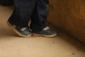 Niños de la comarca caminan hasta dos horas para llegar a sus colegios en espera de los cuestionados zarzos del MOP.
