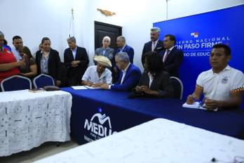 Momento de la firma del acuerdo entre docentes, Meduca, empresarios y representantes de la Asamblea Nacional.