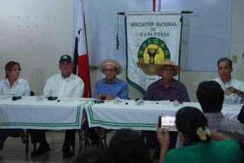 Conferencia de prensa de representantes del sector lechero y ganadero.