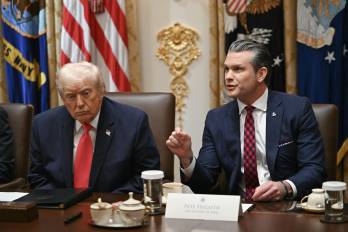 El secretario de Defensa Pete Hegseth obtiene el espaldarazo de su jefe, el presidente estadounidense Donald Trump, en medio de la acusación de un crimen de guerra.