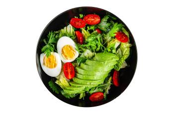 Con aguacate y huevo cocido, la lechuga y el tomate llegan a otro nivel.