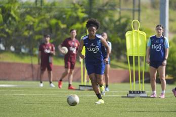Marta Cox durante un entrenamiento con la selección femenina de Panamá.
