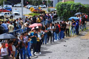El gobierno pierde margen de maniobra fiscal para reactivar la economía, con un desempleo de 10.4%.