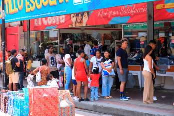 Padres de familia priorizan las últimas compras antes del inicio de clase.