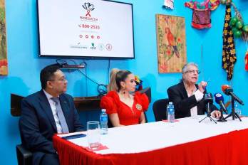 En la conferencia acompañaron al médico y director de Probidsida, Orlando Quintero (d), Ana Isabel Carrizo, reina de Calle Arriba de Las Tablas (c) y Dino Mon, director general de la CSS (i). La campaña 2026 se denomina: “Carnavalea pero recuerda: la protección es tu decisión”.