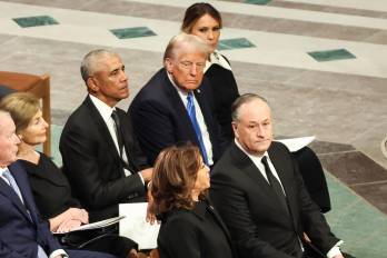 El expresidente de Estados Unidos, Barack Obama, junto al actual presidente, Donald Trump, durante el funeral de estado de Jimmy Carter.