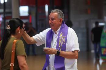 El Arzobispo de Panamá, Monseñor José Domingo Ulloa Mendieta, comparte con feligreses la celebración de la Semana Santa.