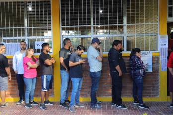 Personas hacen fila en un centro de votación este domingo, en Tegucigalpa (Honduras).