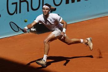 El tenista argentino Tomás Martín Etcheverry devuelve una bola ante el croata Dino Prižmić durante la ronda de 32 del Mutua Madrid Open, este domingo en la Caja Mágica de Madrid. EFE/ Chema Moya