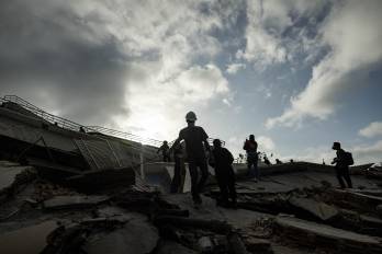 Rescatistas participando en labores de búsqueda en un edificio afectado por los terremotos, el sábado en La Guaira (Venezuela).
