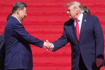 El presidente de China, Xi Jinping, saluda a su homólogo estadounidense, Donald Trump, durante su visita a los Archivos Nacionales de Estados Unidos este viernes, en Washington (Estados Unidos).