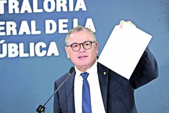 El contralor Flores dijo que se detectaron consultas de información para su venta.